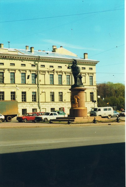 Памятник Суворову на Суворовской площади